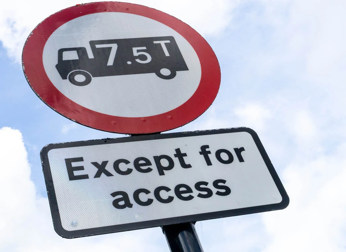 HGV restriction sign 7.5 tonnes