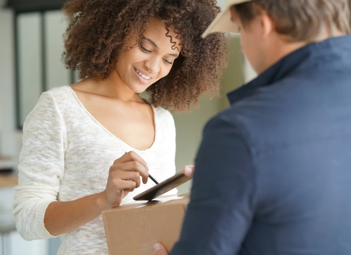 consumner signing proof of delivery
